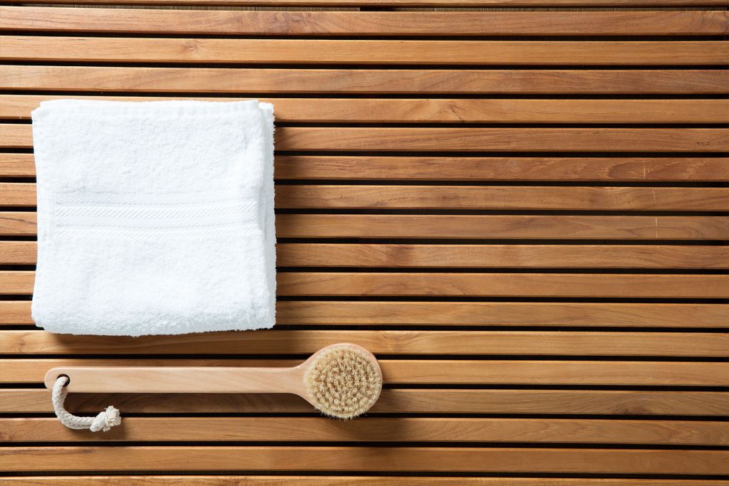 dry brushing for detox before sauna